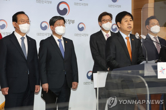 구윤철 당시 국무조정실장이 4월 19일 오전 정부서울청사 브리핑실에서 부울경 특별지자체 관련 브리핑을 하고 있다. <연합뉴스>